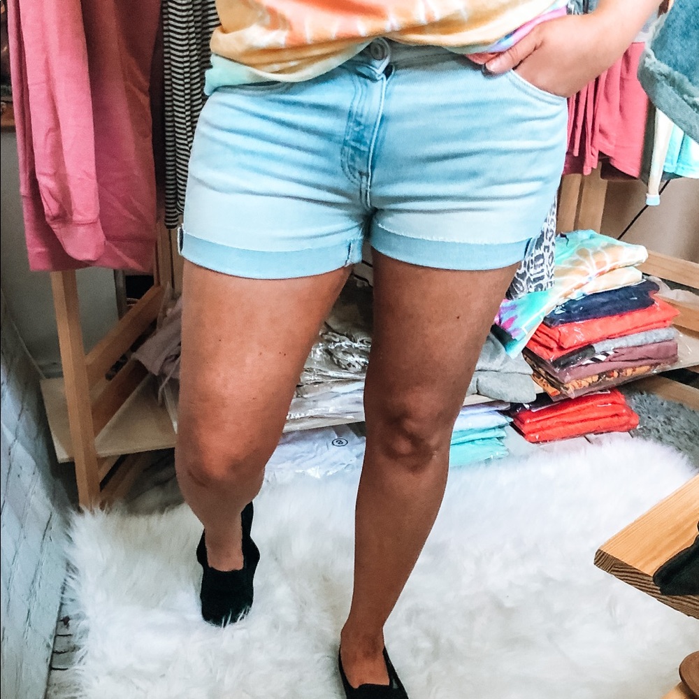 Lightwash Cuffed KanCan Shorts - Picture 3 of 4